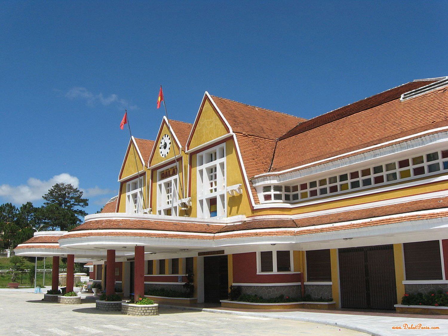 Bán đất tặng căn nhà cấp 4 mặt tiền đường duy tân ngay thị trấn lạc dương, cách trung tâm 500m, cách kdl núi lang biang 1km, thích hợp an cư, kinh doanh, giá 4,9tỷ