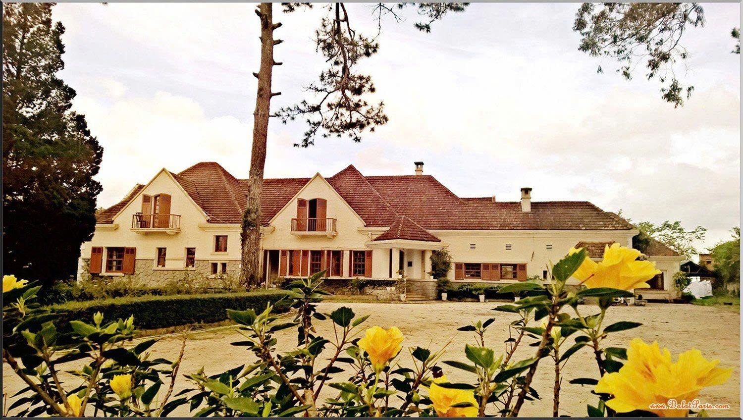 Đất biệt thự hẻm Phan Chu Trinh, P9, Đà Lạt. DT 200m2 full thổ cư. Gần ngã 4 Phan Chu Trinh, cách Hồ Xuân Hương khoản 3km. Khu phố kinh doanh sầm uất. Đường nhựa 6m. Giá 14 tỷ