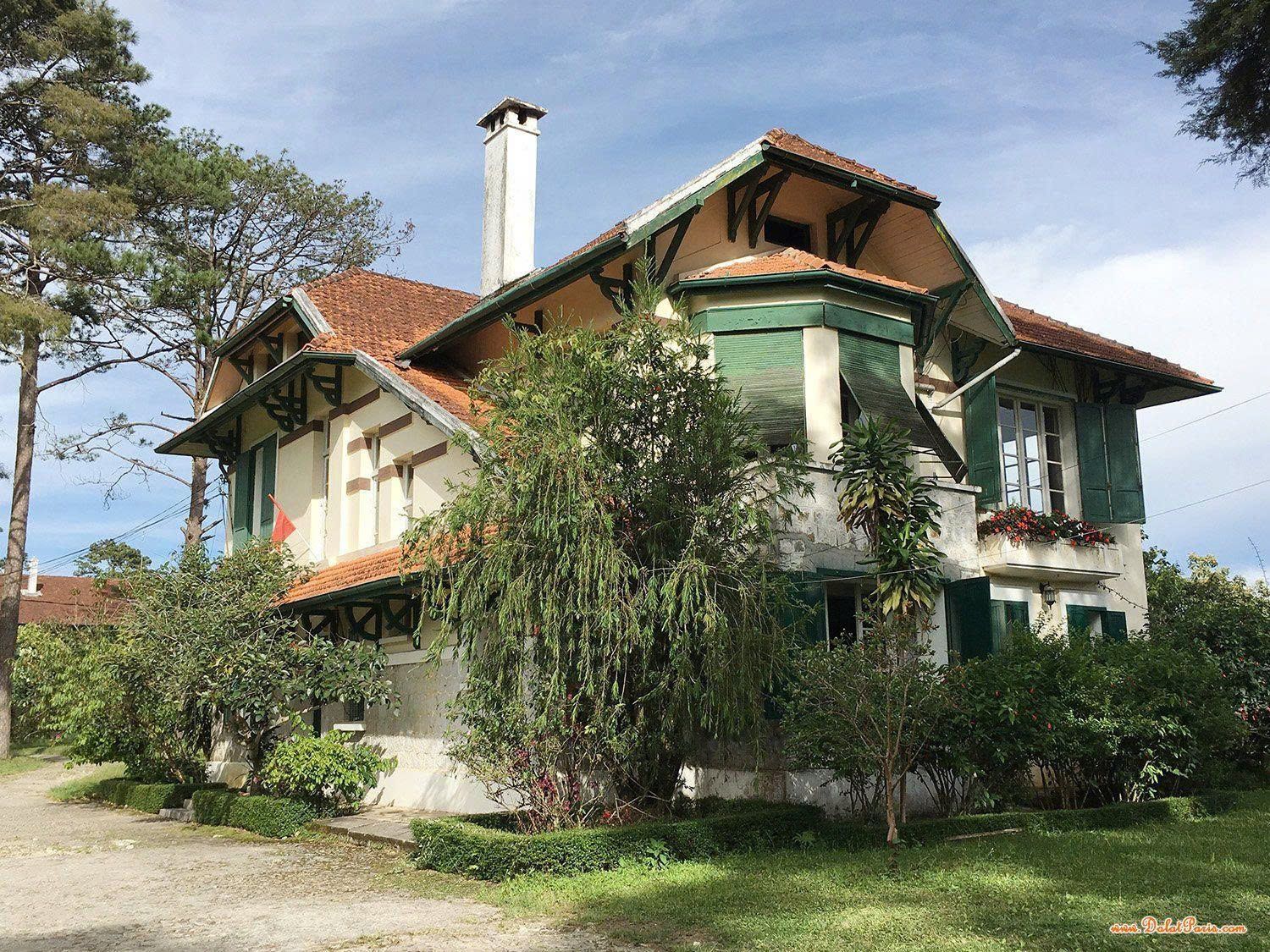 Nhà liên kế ngay chợ Chi Lăng, P9, Đà Lạt. DT 86.13m2 full thổ cư. Gần ngã 4 Phan Chu Trinh, cách Hồ Xuân Hương khoản 4km. Đường ô tô. Thích hợp kinh doanh. Giá 11 tỷ