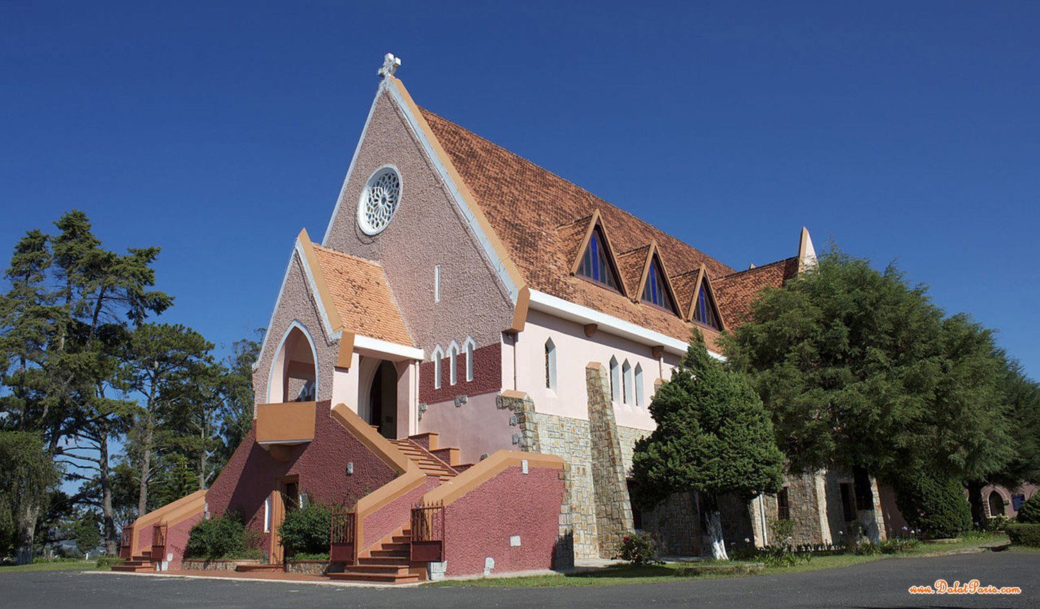 Bán nhà KQH Trần phú, Phường 3, ngay trung tâm TP. Đà Lạt, Cách đường chính 50m, cách hồ xuân hương 200m, thích hợp an cư, view đẹp, giá 8tỷ