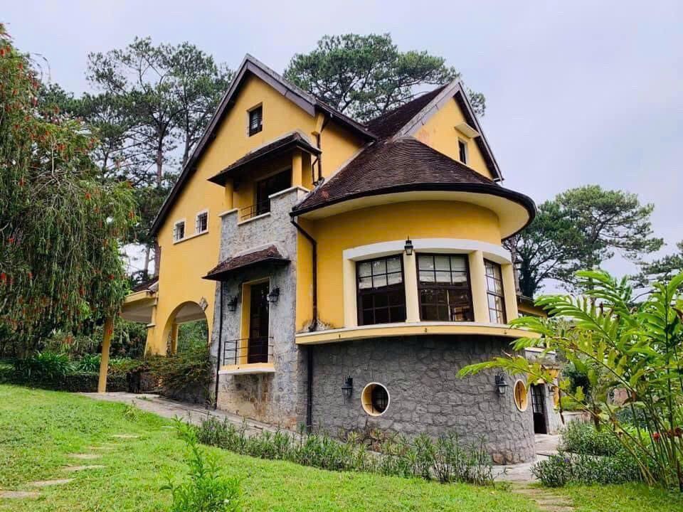 Nhà liên kế sân vườn 2 mặt tiền đường Trần Phú, P3, Tp Đà Lạt. DT 206.81m2. Cách Hồ Xuân Hương khoản 800m. Thích hợp xây dựng khách sạn, nhà hàng. Giá 19 tỷ