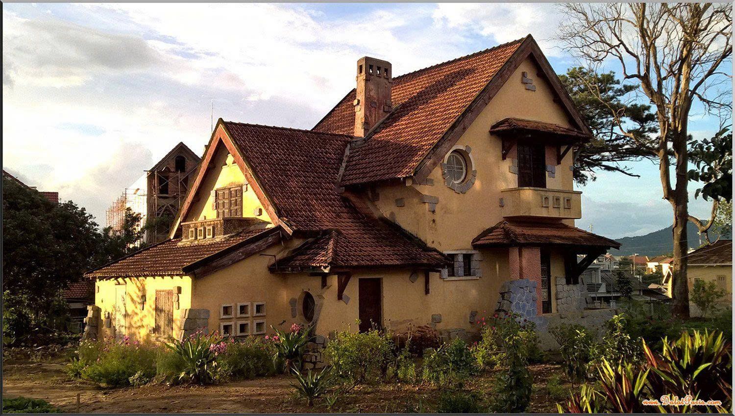 Cụm 3 căn villa đường Phù Đồng Thiên Vương, Tp Đà Lạt. DT 1072.9m2 gồm 18 phòng kinh doanh. Cách Hồ Xuân Hương khoản 2km. Gần trường ĐH Đà Lạt. Đường nhựa ô tô. Giá 65 tỷ